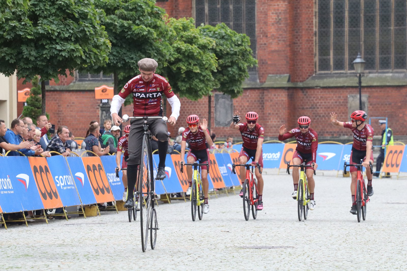 Szesnaście drużyn wystrtowało w 55. CCC Tour Grody Piastowskie
