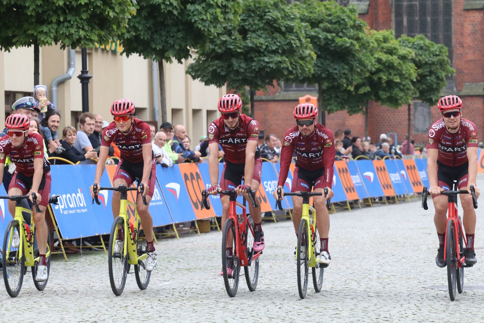 Szesnaście drużyn wystrtowało w 55. CCC Tour Grody Piastowskie