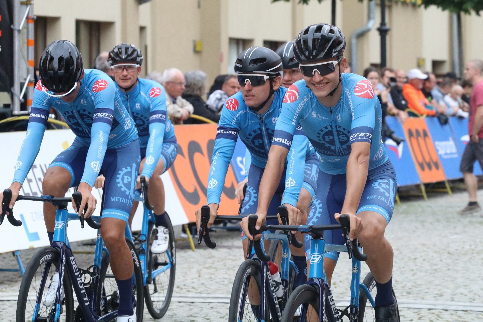 Szesnaście drużyn wystrtowało w 55. CCC Tour Grody Piastowskie