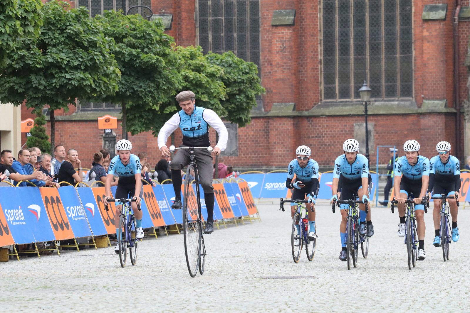 Szesnaście drużyn wystrtowało w 55. CCC Tour Grody Piastowskie