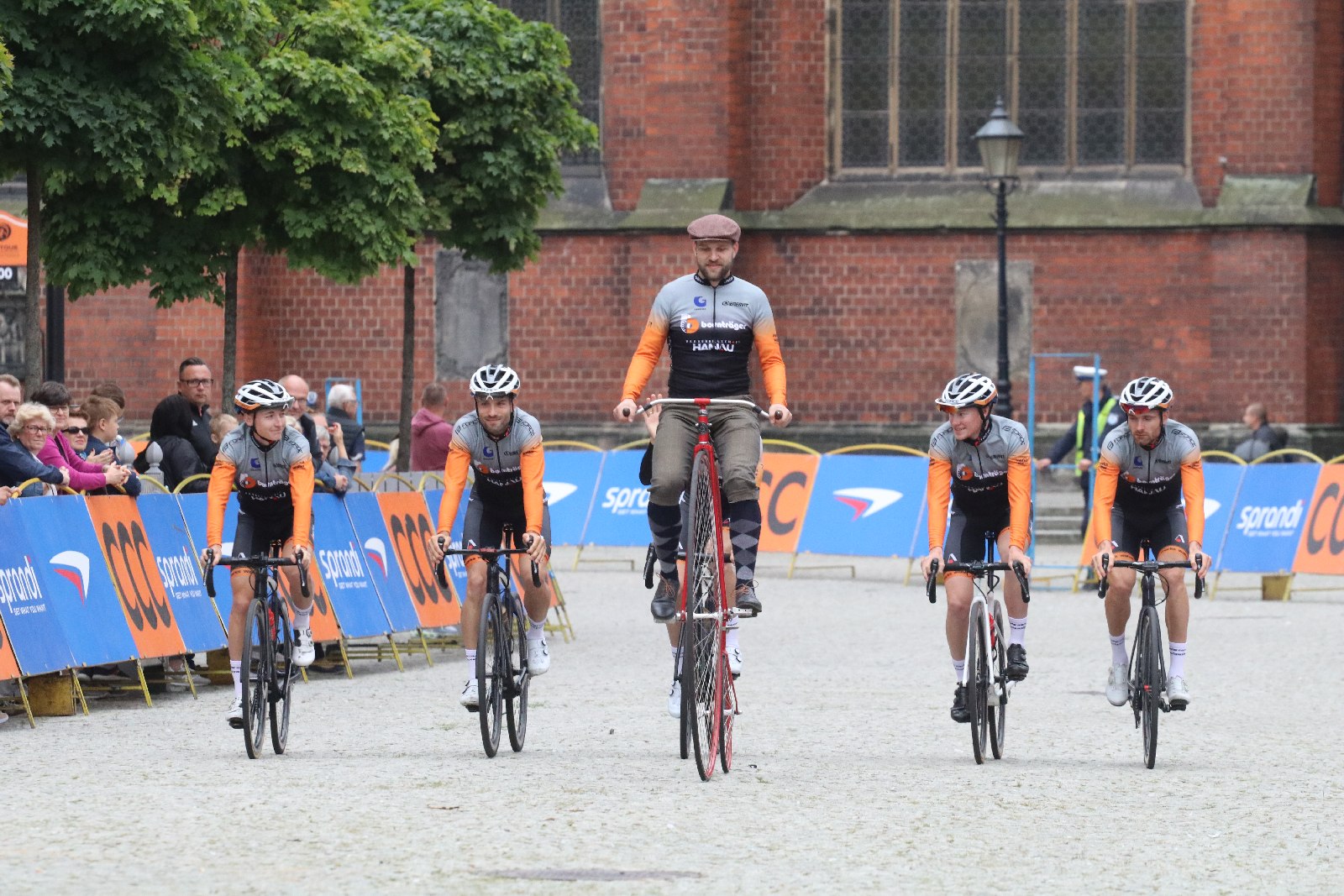 Szesnaście drużyn wystrtowało w 55. CCC Tour Grody Piastowskie