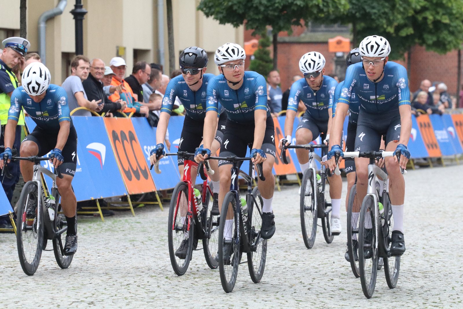 Szesnaście drużyn wystrtowało w 55. CCC Tour Grody Piastowskie