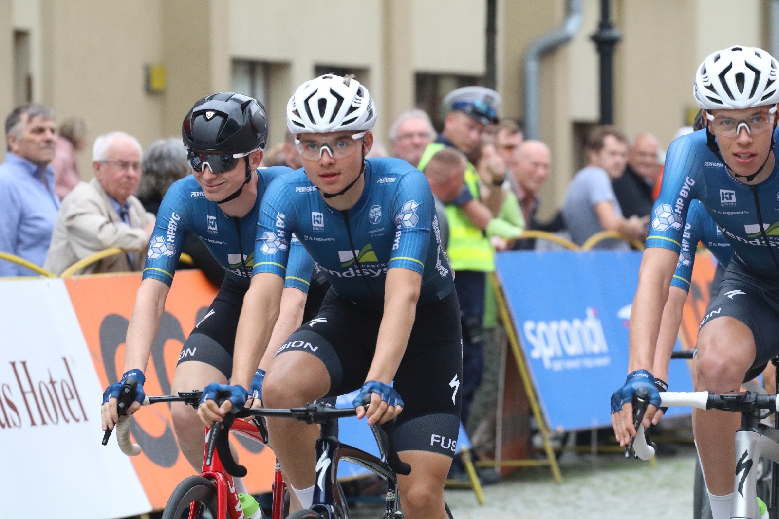 Szesnaście drużyn wystrtowało w 55. CCC Tour Grody Piastowskie