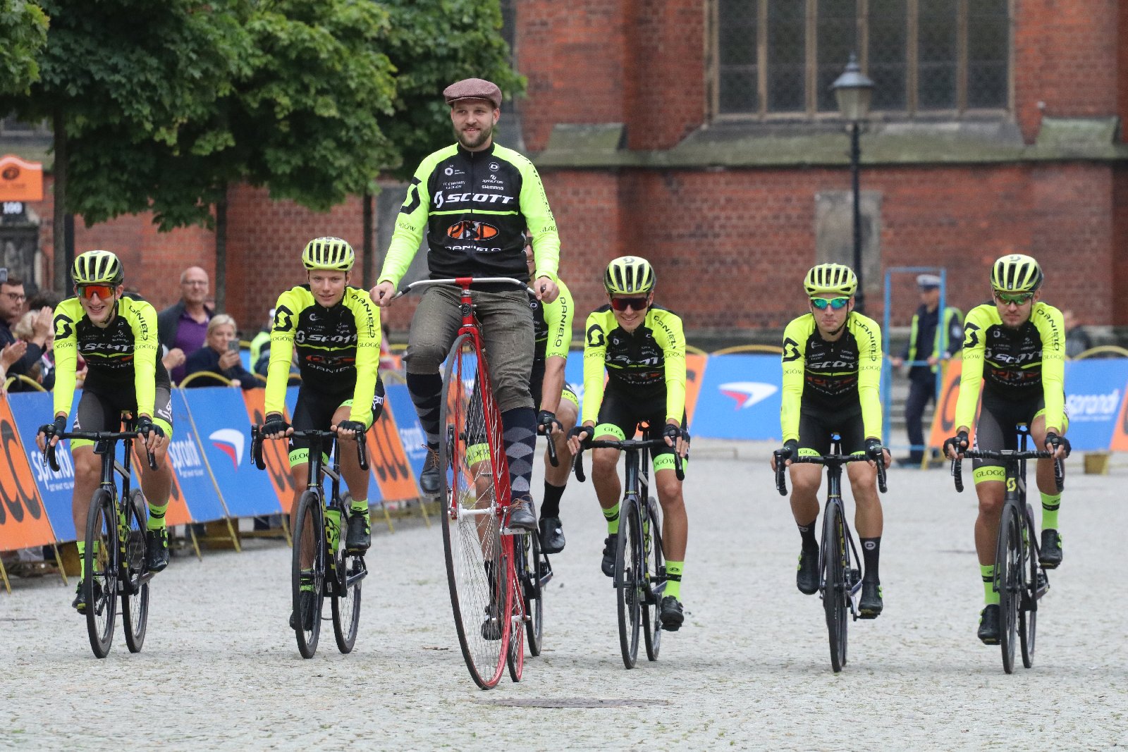 Szesnaście drużyn wystrtowało w 55. CCC Tour Grody Piastowskie