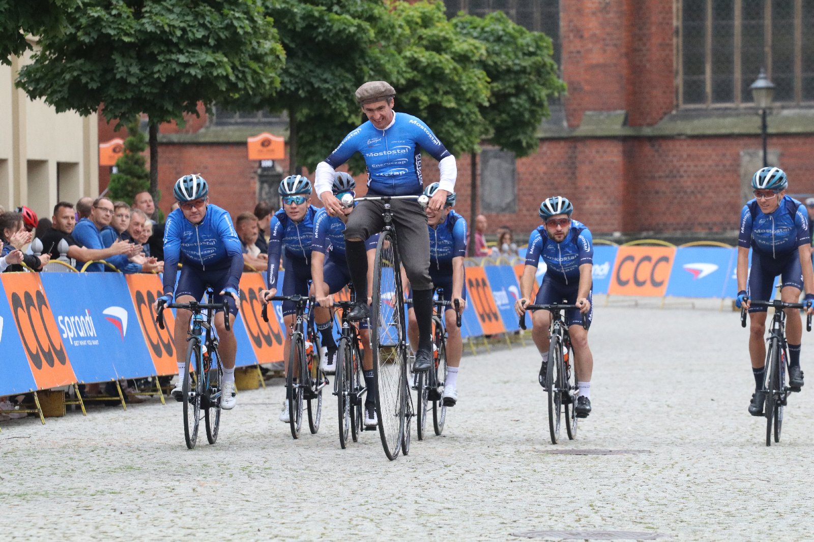 Szesnaście drużyn wystrtowało w 55. CCC Tour Grody Piastowskie