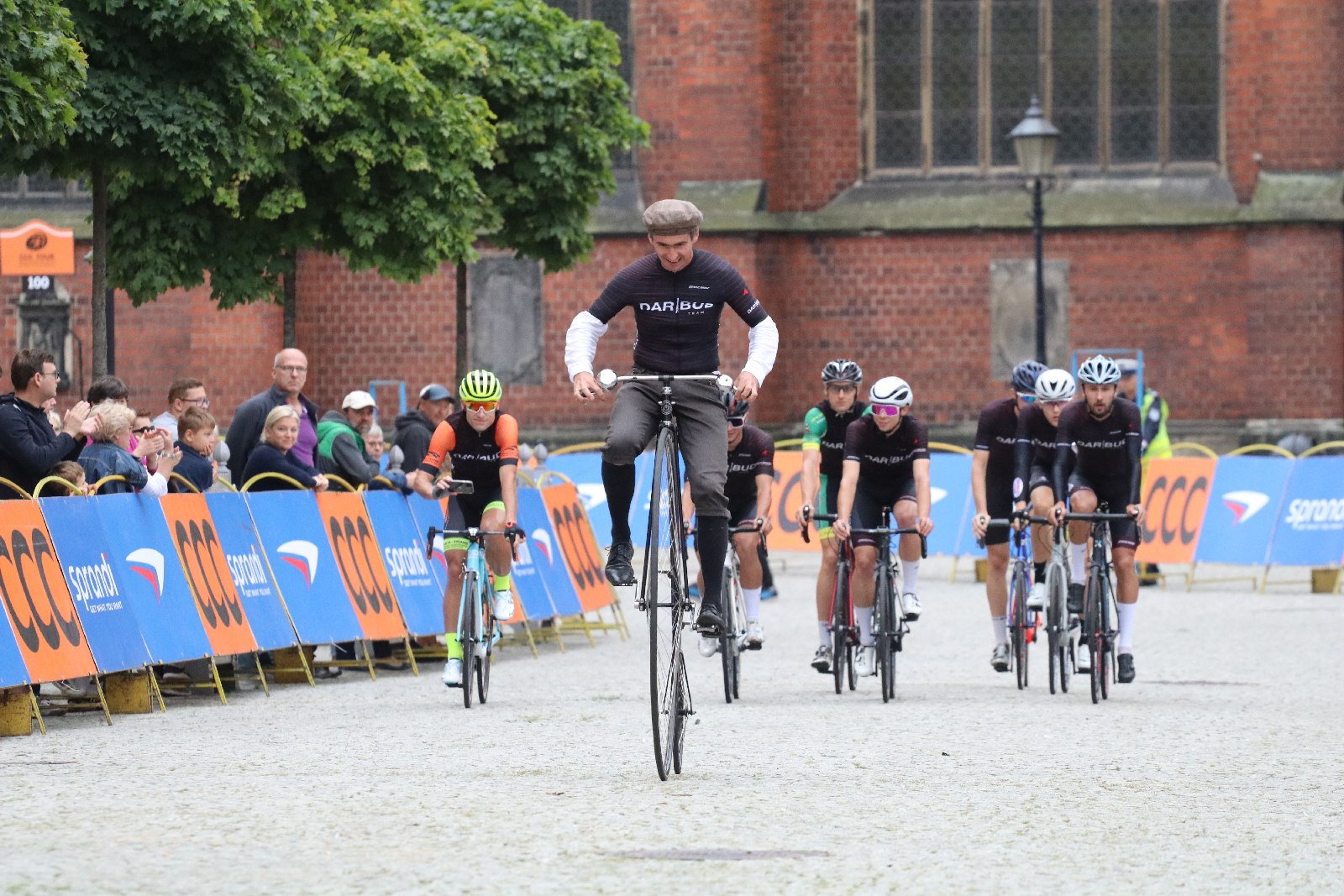 Szesnaście drużyn wystrtowało w 55. CCC Tour Grody Piastowskie