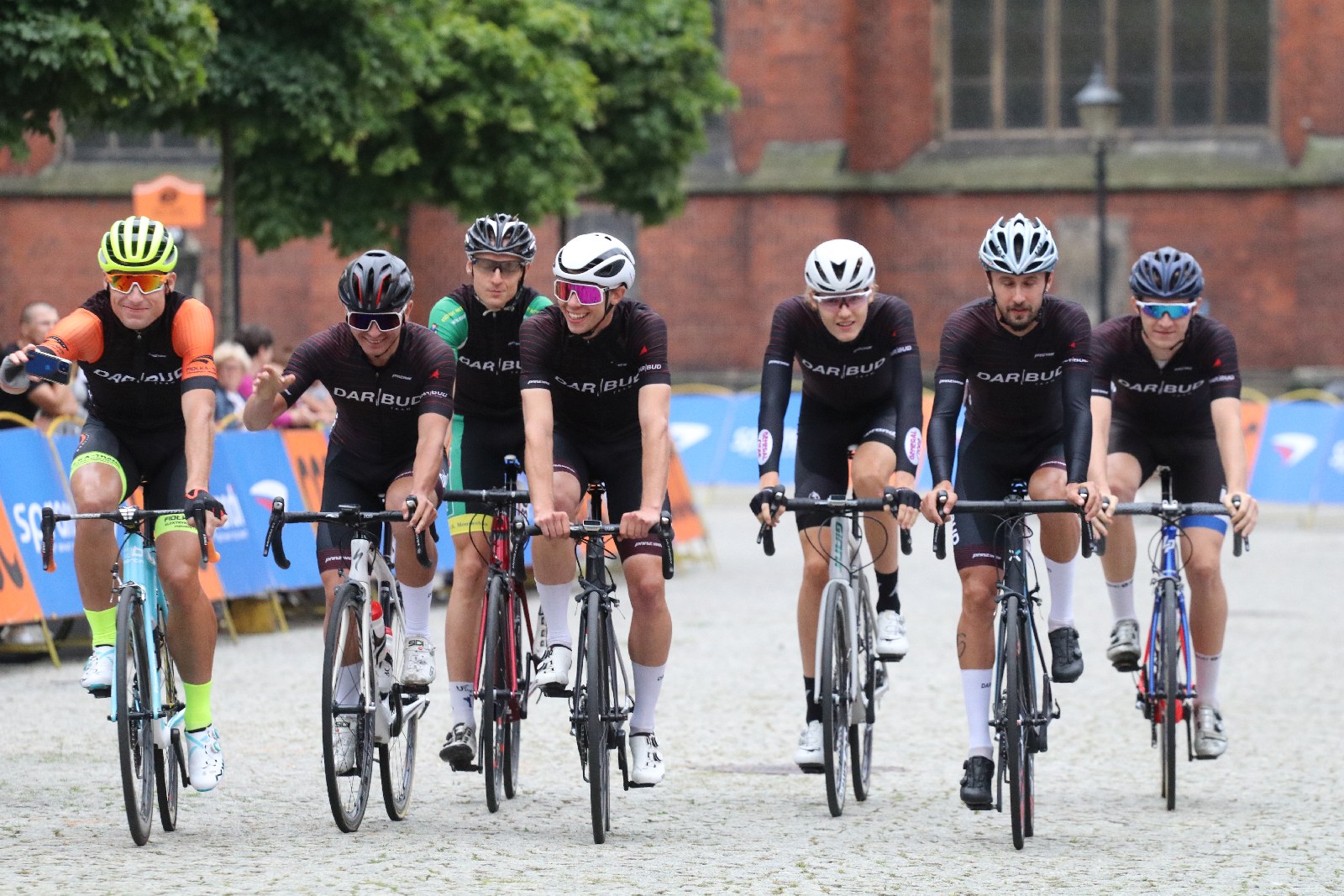 Szesnaście drużyn wystrtowało w 55. CCC Tour Grody Piastowskie