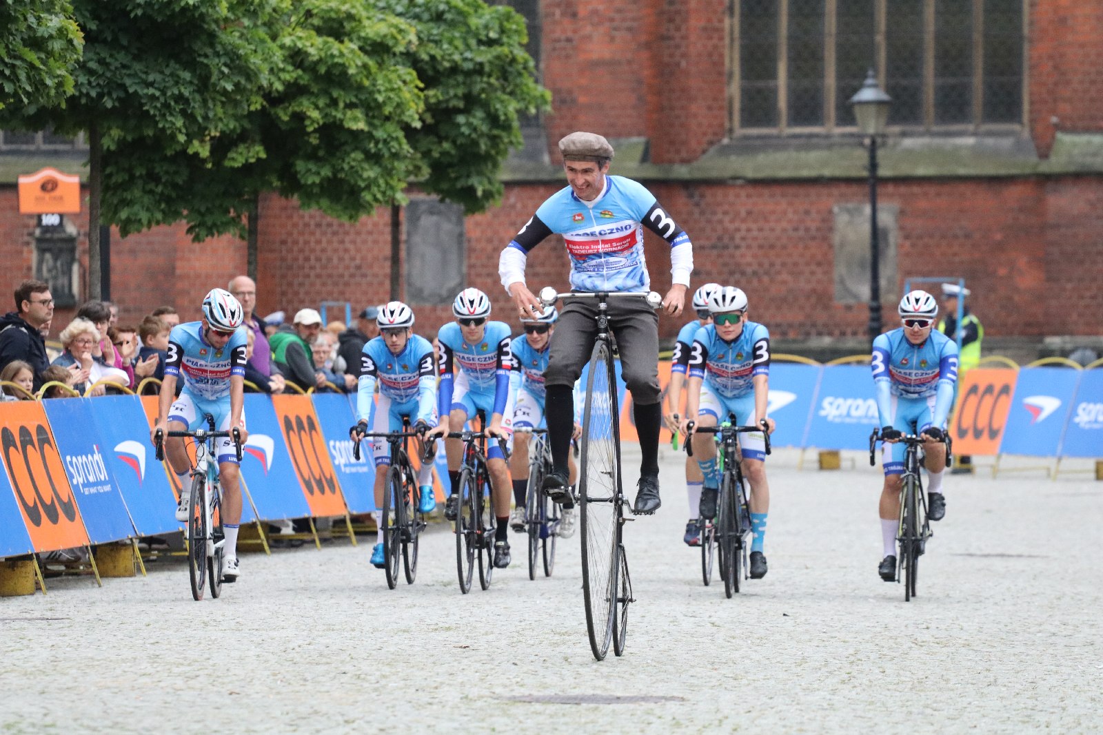 Szesnaście drużyn wystrtowało w 55. CCC Tour Grody Piastowskie