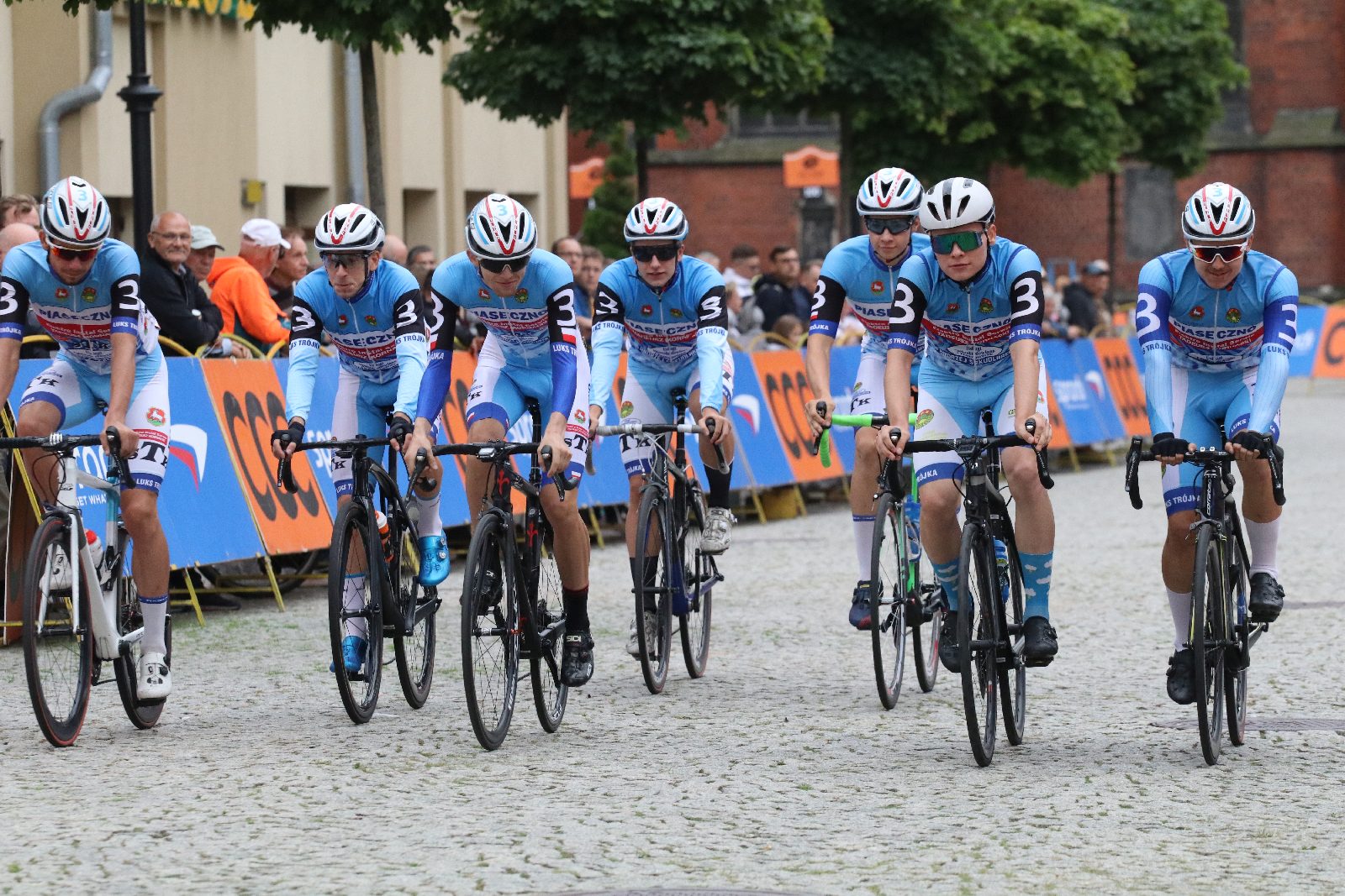 Szesnaście drużyn wystrtowało w 55. CCC Tour Grody Piastowskie
