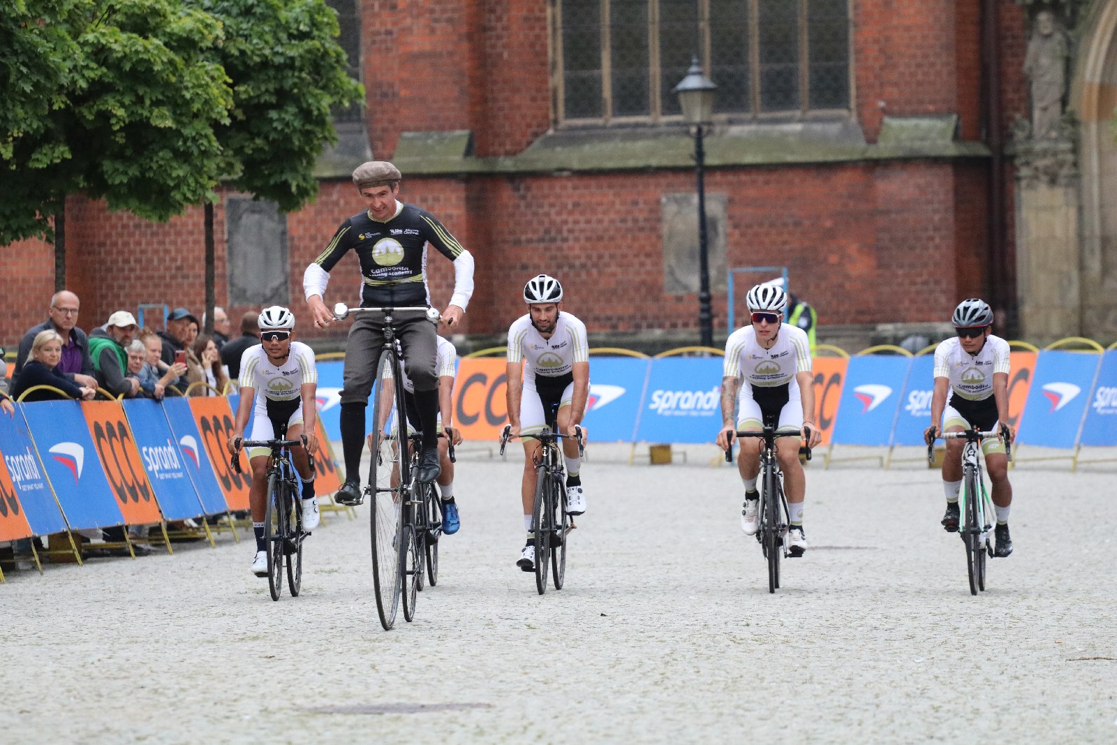Szesnaście drużyn wystrtowało w 55. CCC Tour Grody Piastowskie