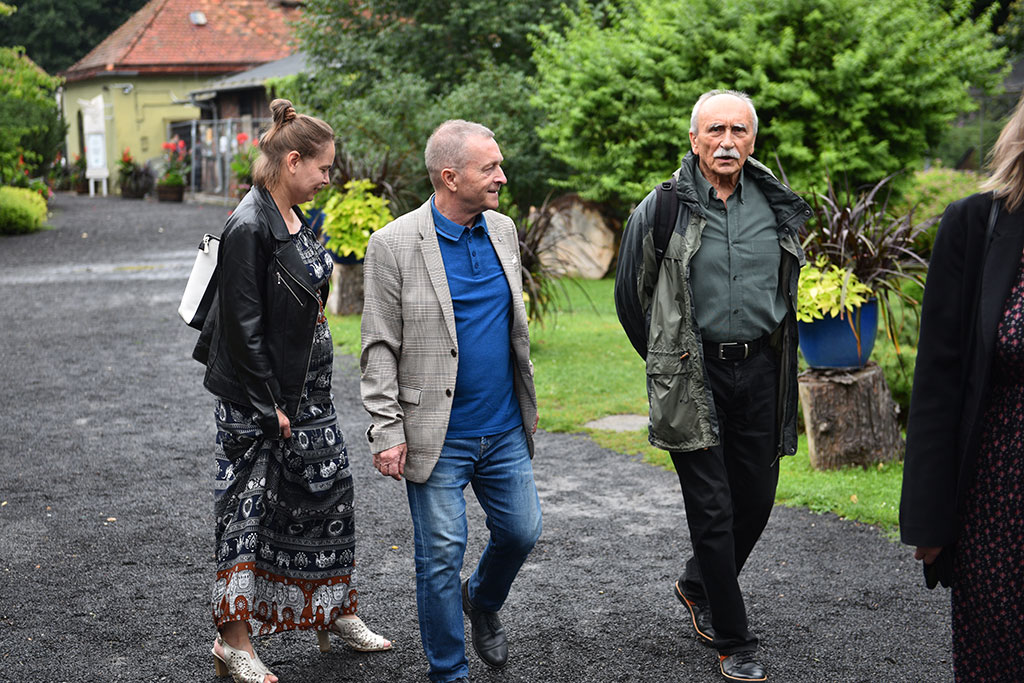 Słowa szybowały w powietrzu jak huragan przed dwunastu laty