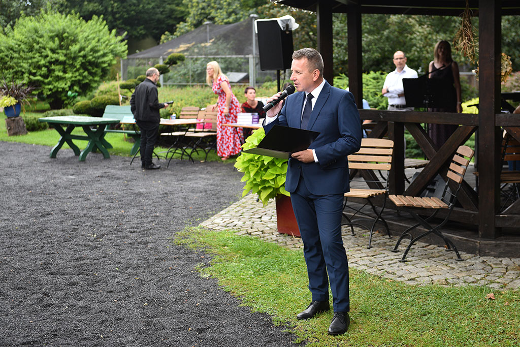 Słowa szybowały w powietrzu jak huragan przed dwunastu laty