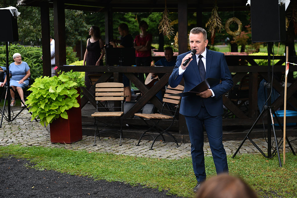 Słowa szybowały w powietrzu jak huragan przed dwunastu laty