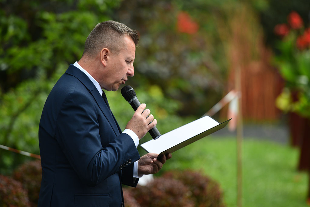 Słowa szybowały w powietrzu jak huragan przed dwunastu laty