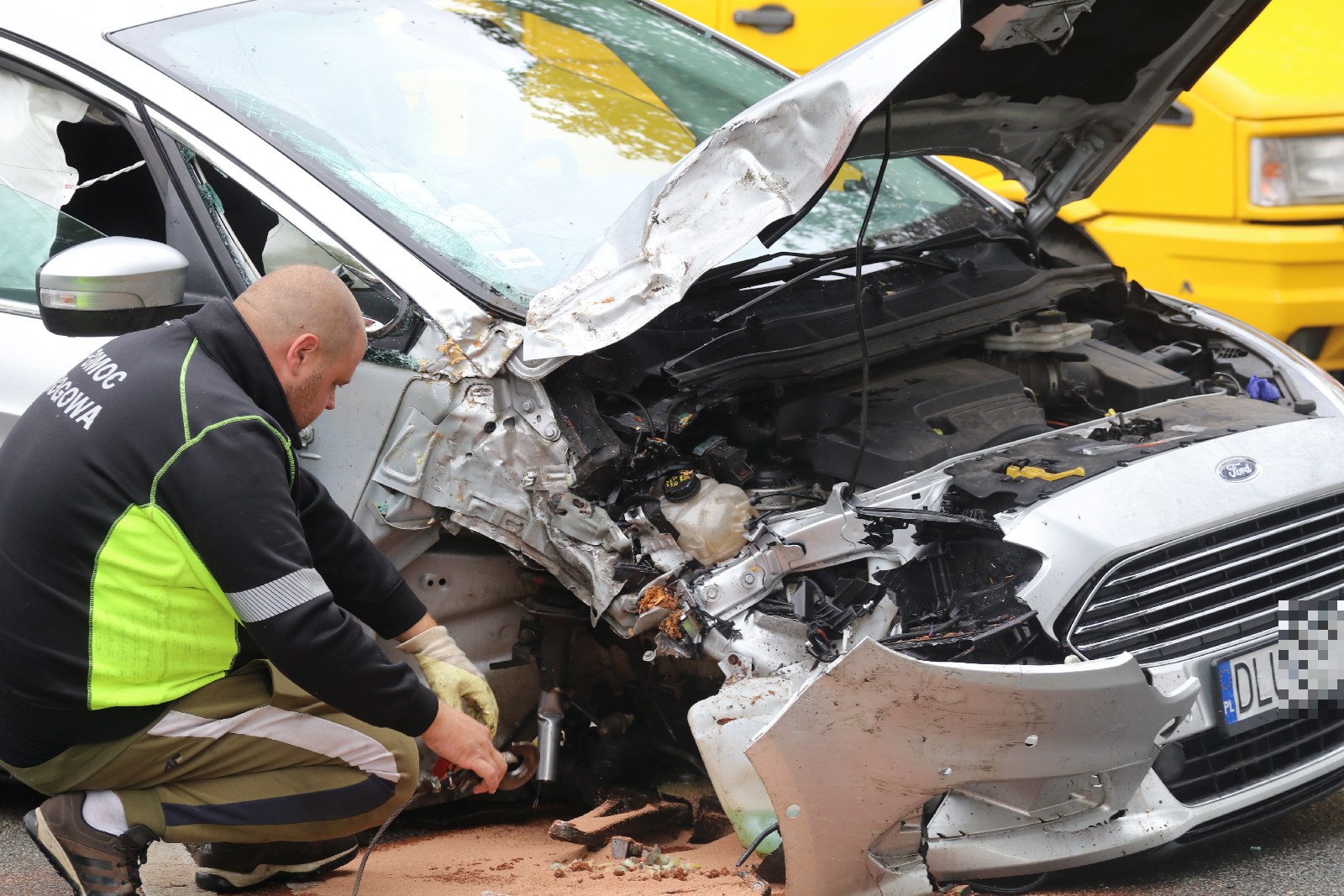 Wypadek na ulicy Nowodworskiej. Kierowca forda skasował latarnię