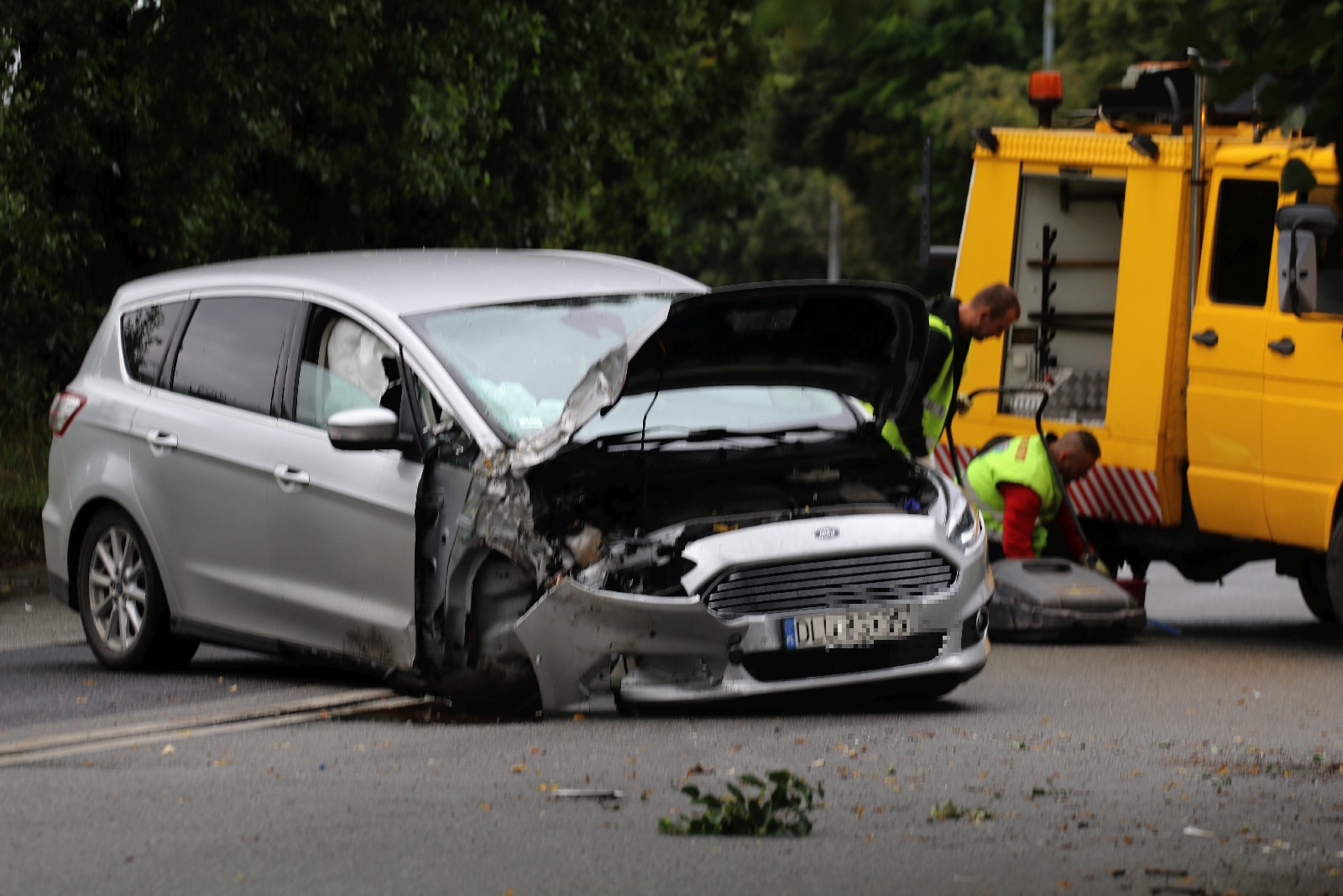 Wypadek na ulicy Nowodworskiej. Kierowca forda skasował latarnię