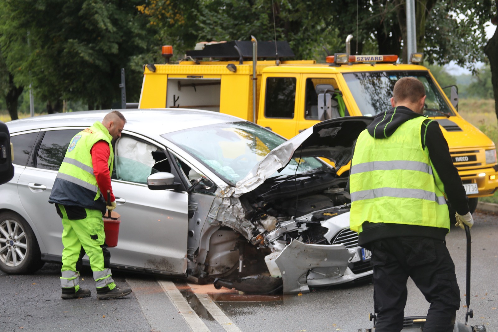 Wypadek na ulicy Nowodworskiej. Kierowca forda skasował latarnię