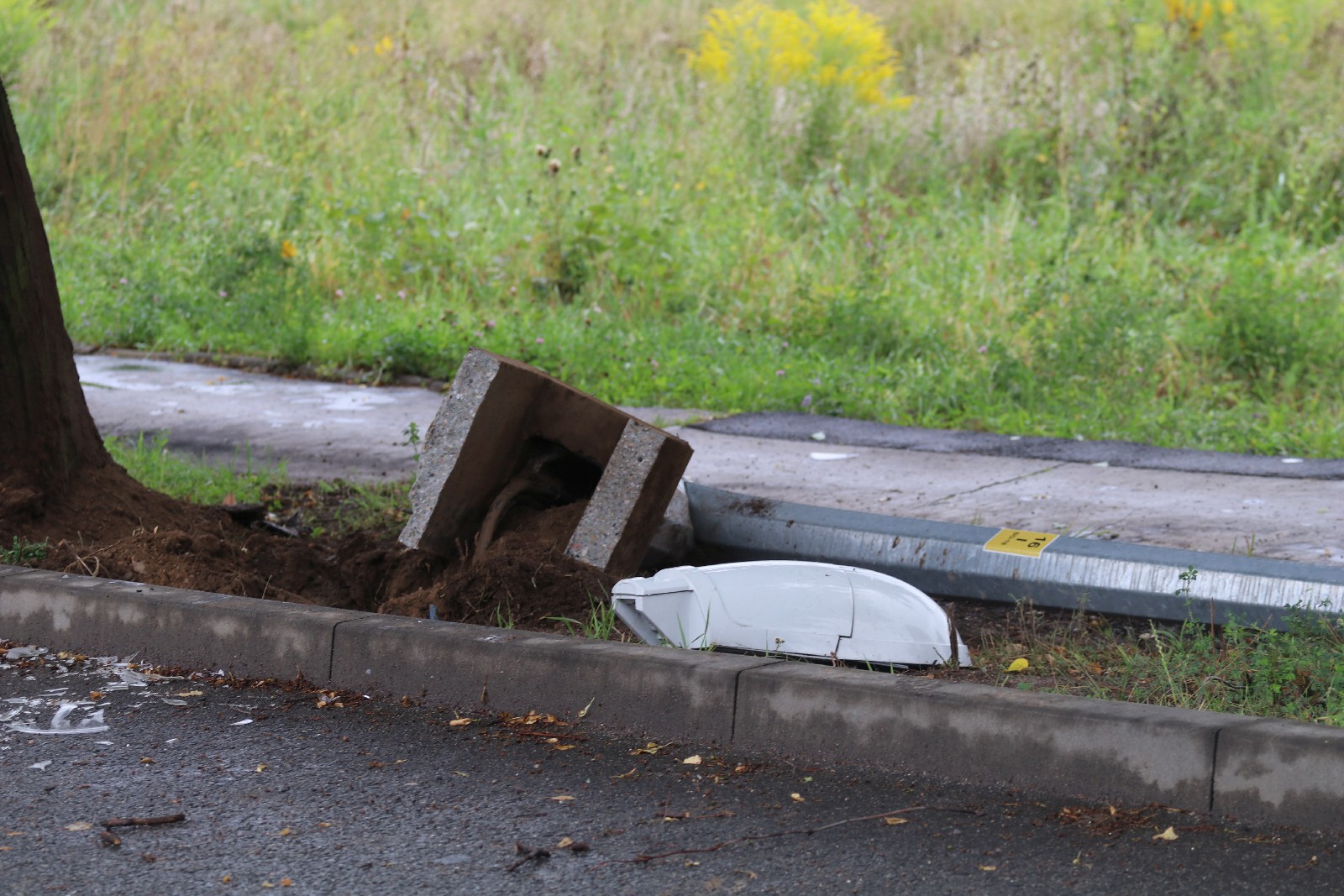 Wypadek na ulicy Nowodworskiej. Kierowca forda skasował latarnię