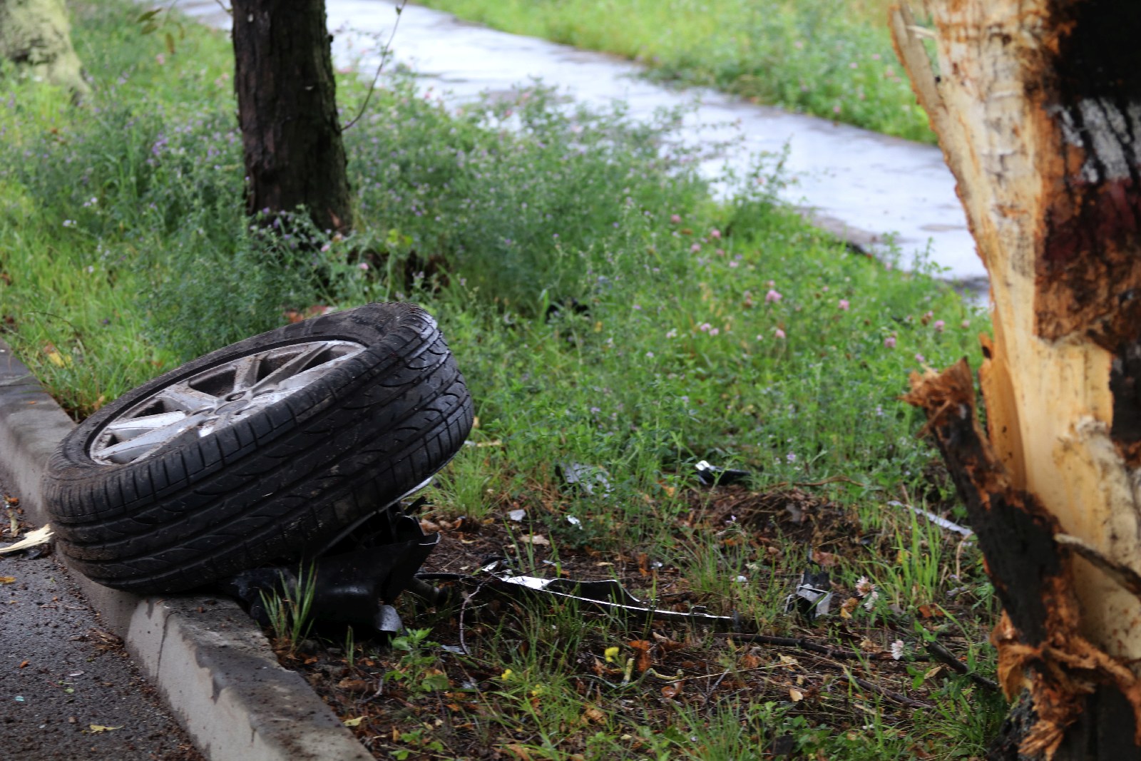 Wypadek na ulicy Nowodworskiej. Kierowca forda skasował latarnię