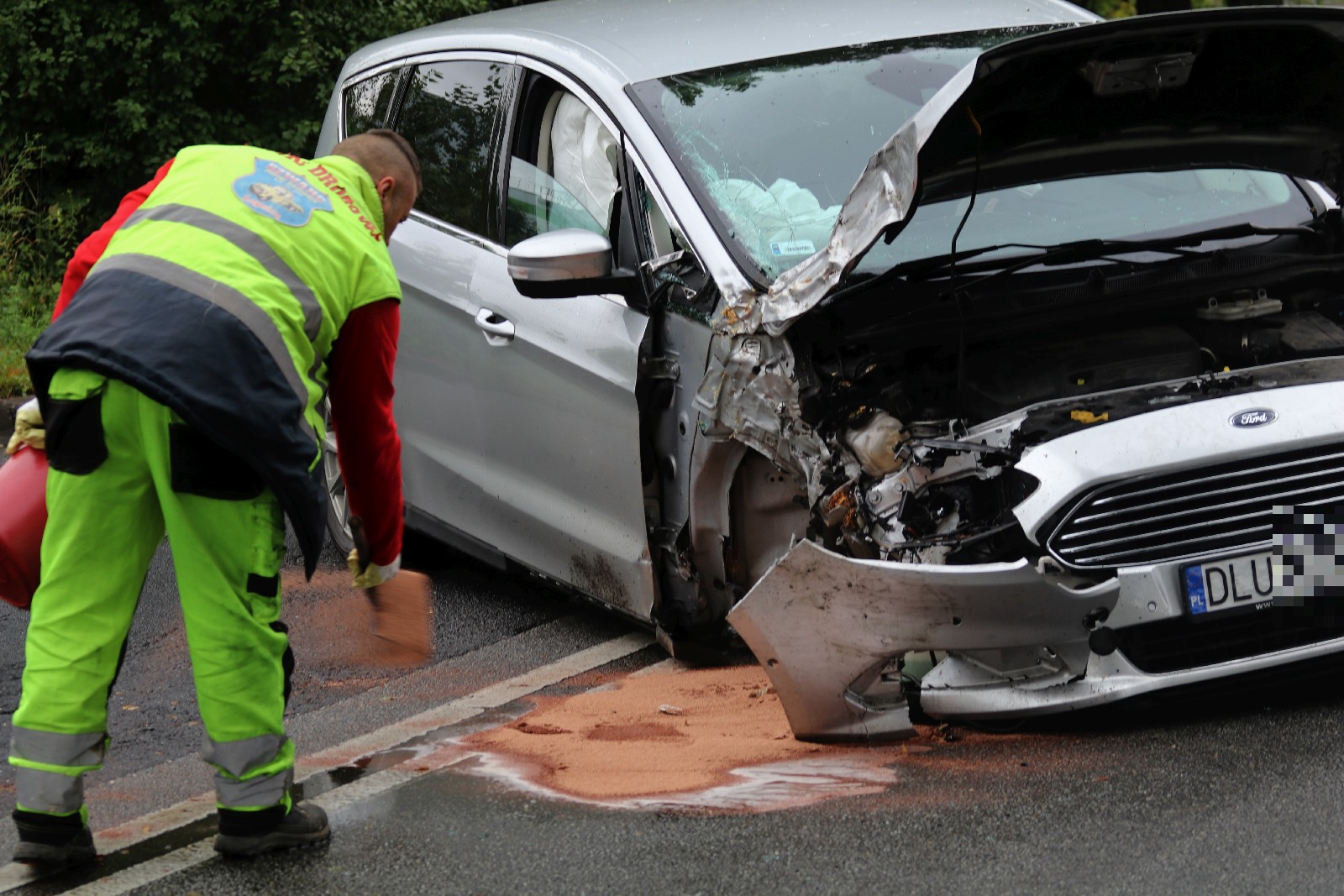 Wypadek na ulicy Nowodworskiej. Kierowca forda skasował latarnię
