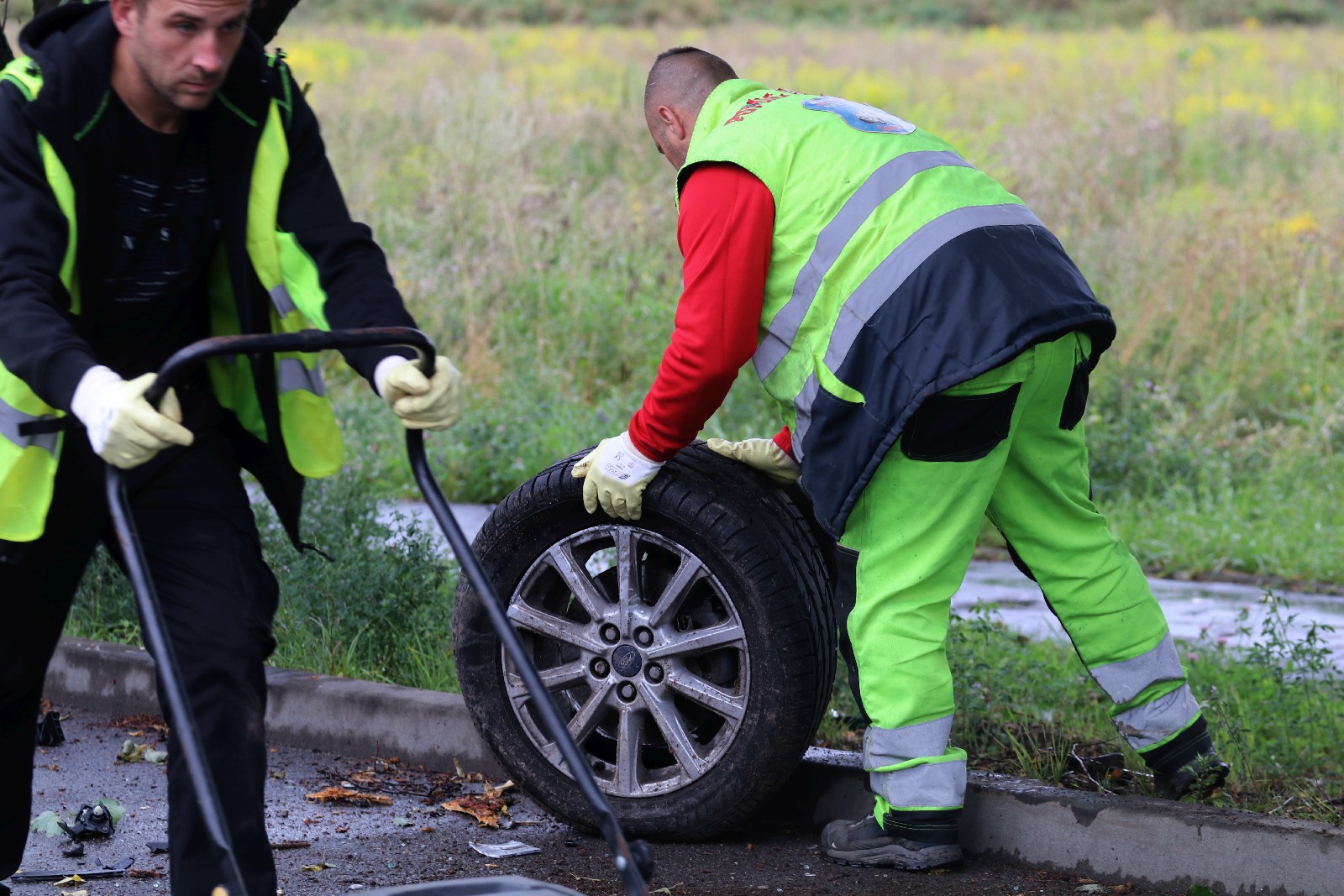 Wypadek na ulicy Nowodworskiej. Kierowca forda skasował latarnię