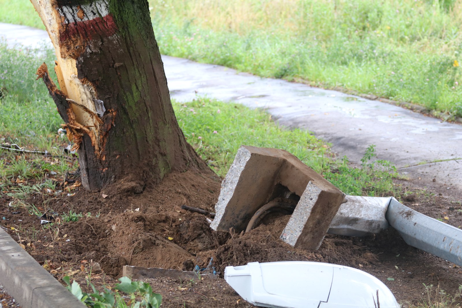Wypadek na ulicy Nowodworskiej. Kierowca forda skasował latarnię