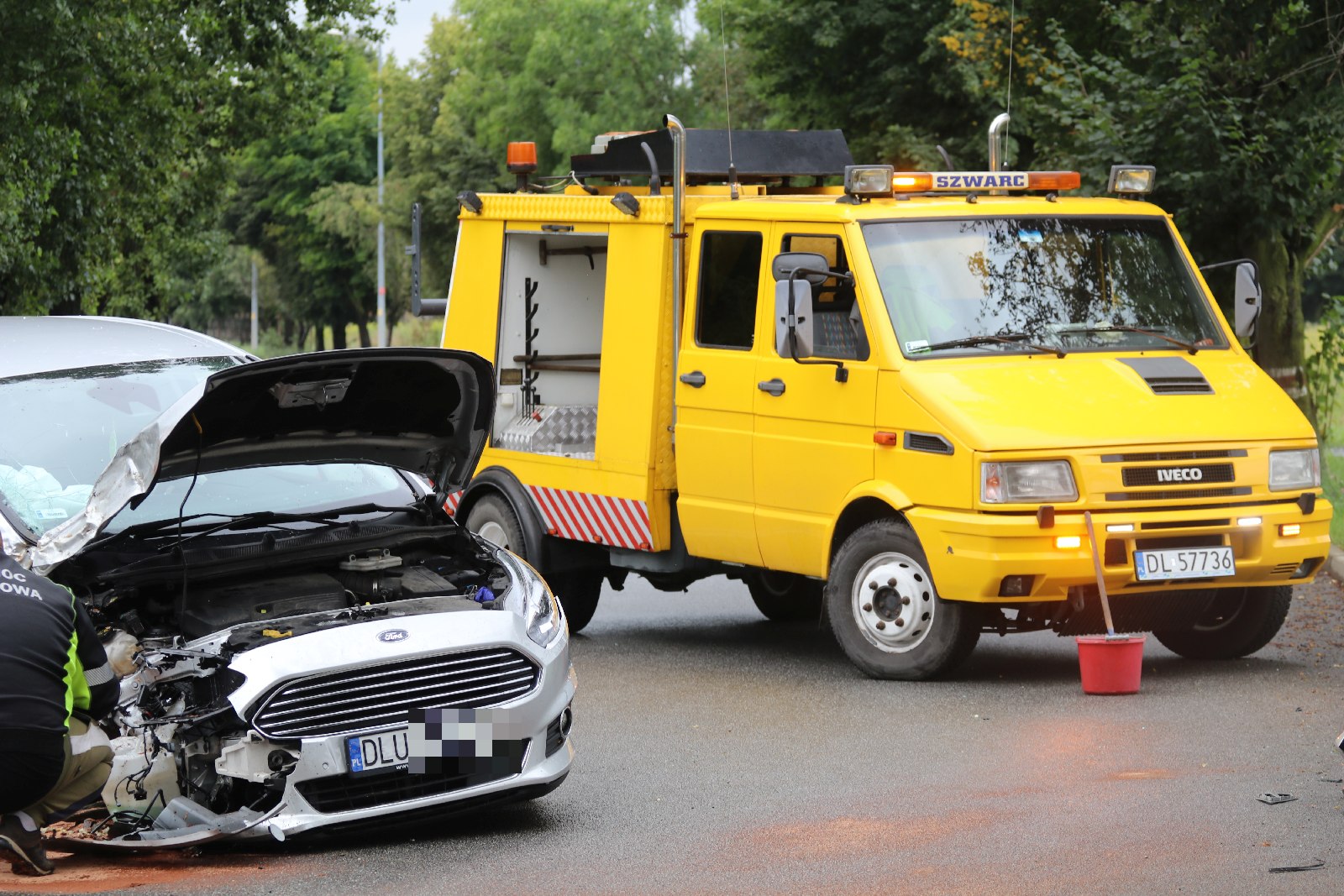 Wypadek na ulicy Nowodworskiej. Kierowca forda skasował latarnię