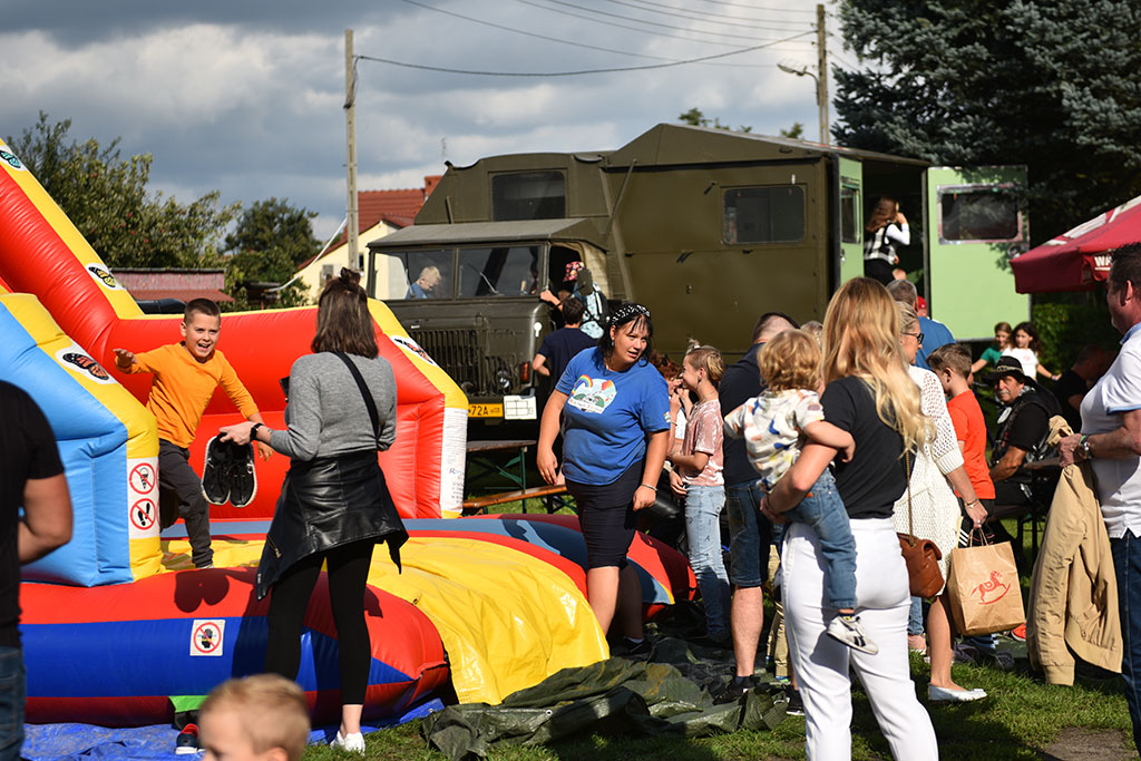 Rodzinna zabawa na festynie parafialnym na zakończenie wakacji