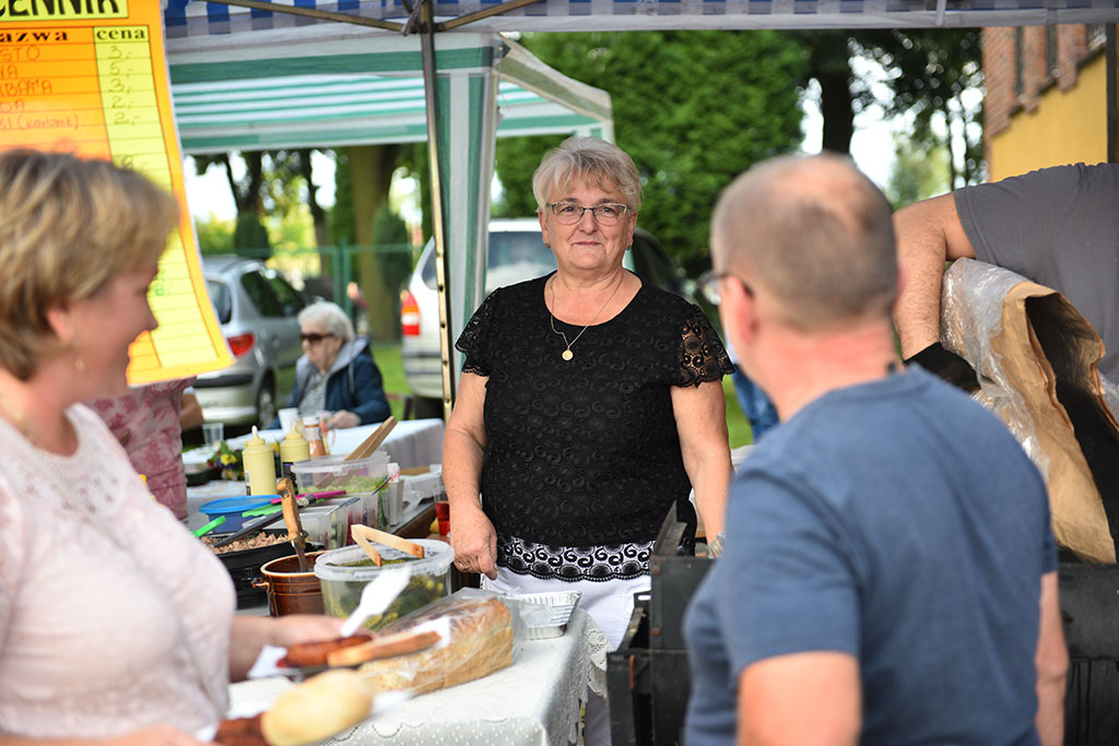 Rodzinna zabawa na festynie parafialnym na zakończenie wakacji