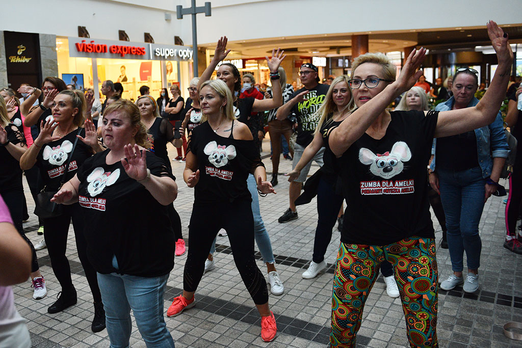 Amelka ma wielkich przyjaciół. Dla niej wsiedli na rowery