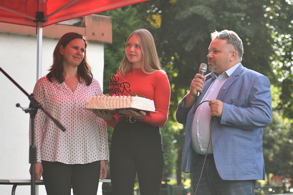 Rodzinna zabawa na festynie parafialnym na zakończenie wakacji