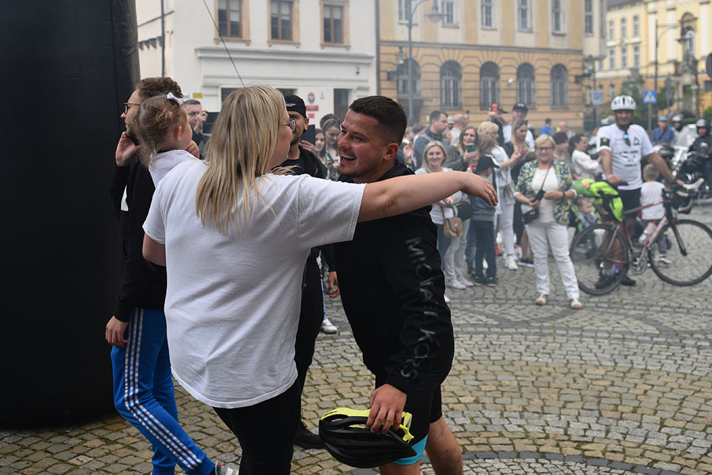 Amelka ma wielkich przyjaciół. Dla niej wsiedli na rowery
