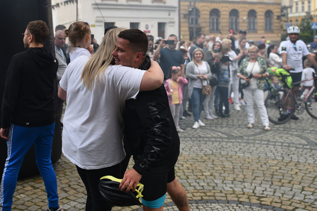 Amelka ma wielkich przyjaciół. Dla niej wsiedli na rowery