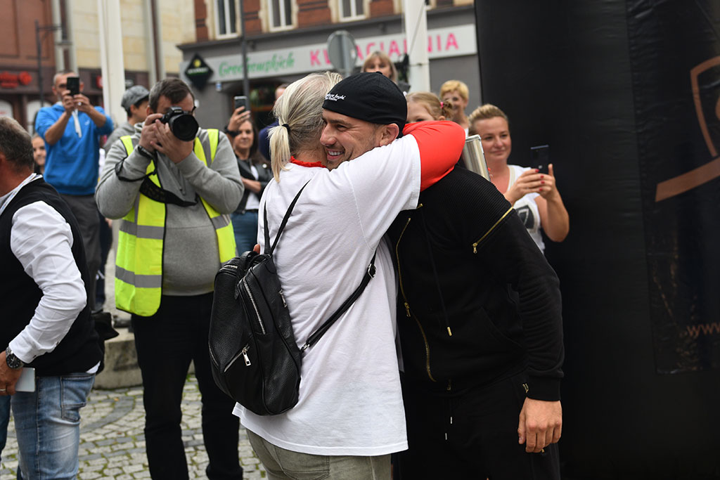 Amelka ma wielkich przyjaciół. Dla niej wsiedli na rowery