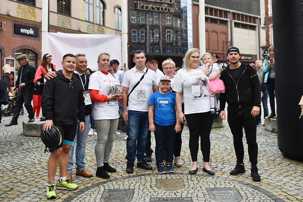 Amelka ma wielkich przyjaciół. Dla niej wsiedli na rowery