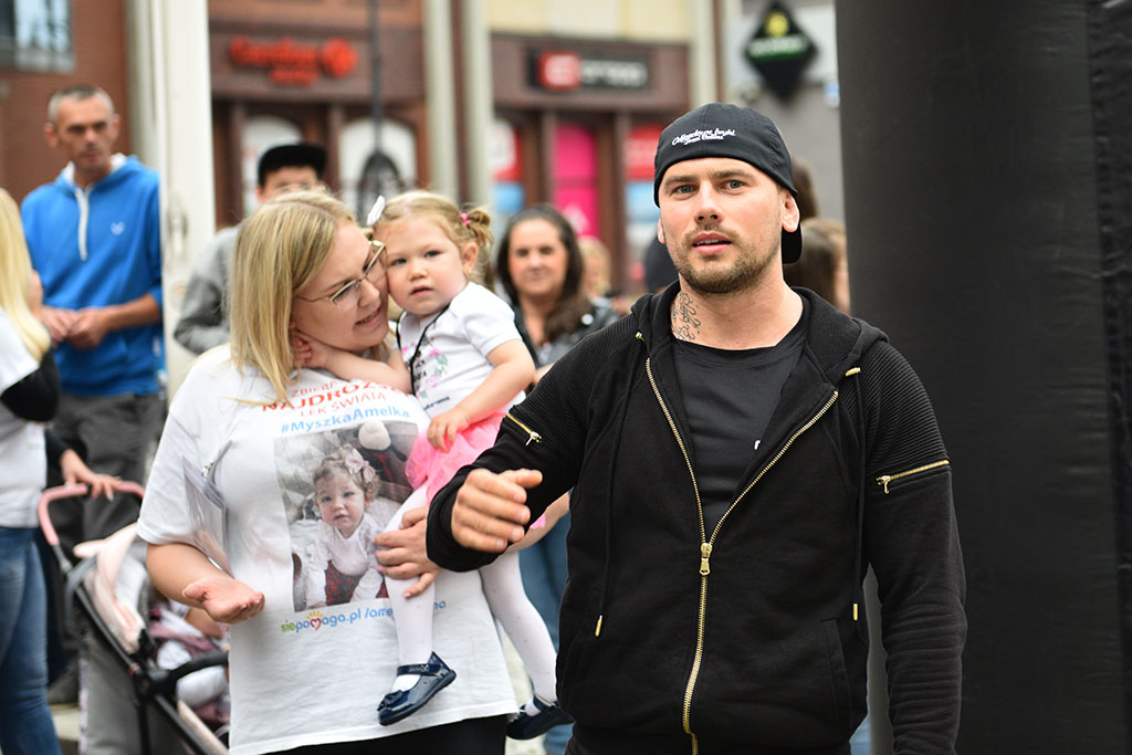 Amelka ma wielkich przyjaciół. Dla niej wsiedli na rowery