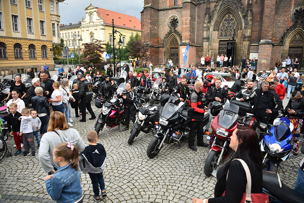 Amelka ma wielkich przyjaciół. Dla niej wsiedli na rowery