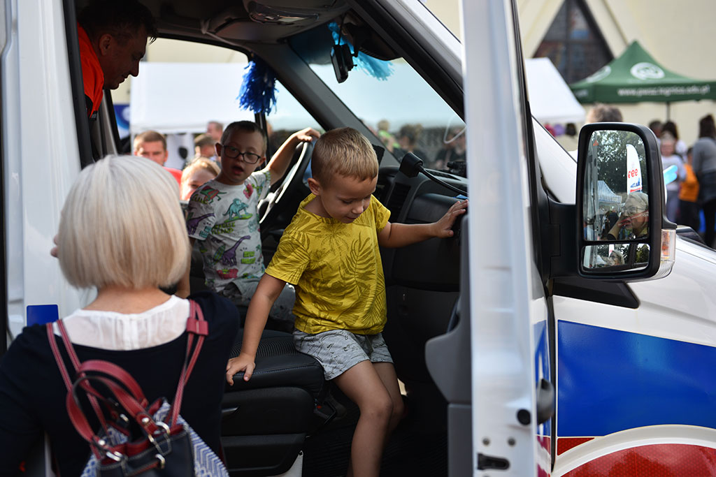 Rodzinna zabawa na festynie parafialnym na zakończenie wakacji