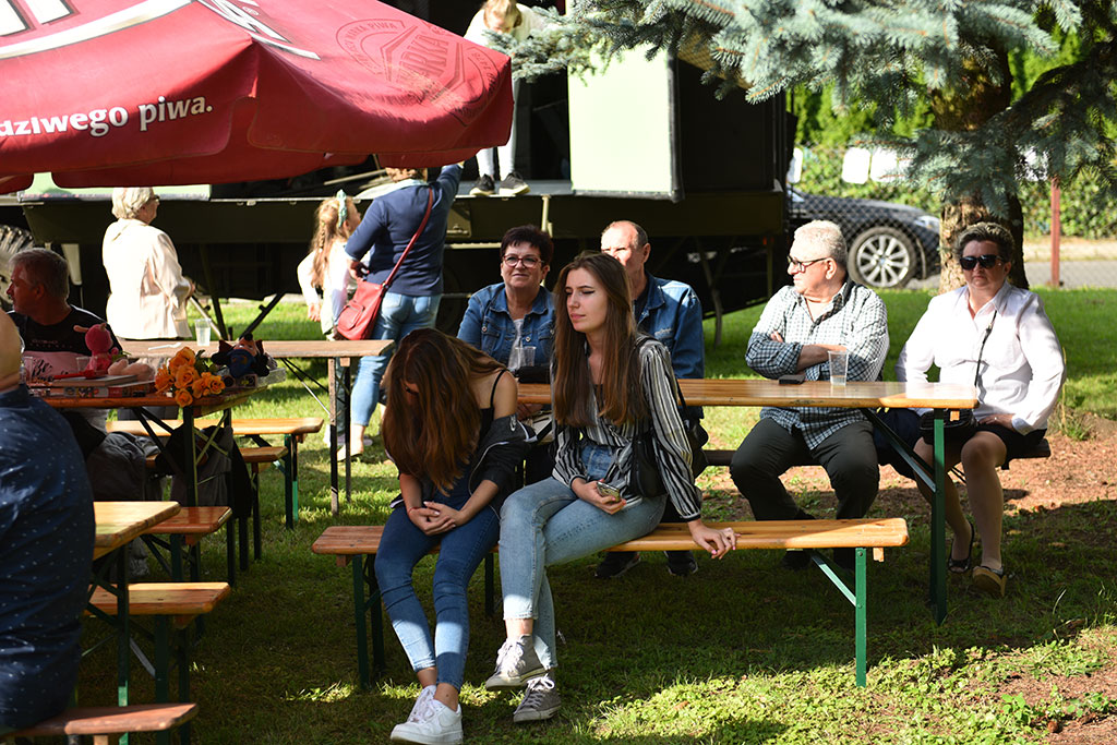 Rodzinna zabawa na festynie parafialnym na zakończenie wakacji