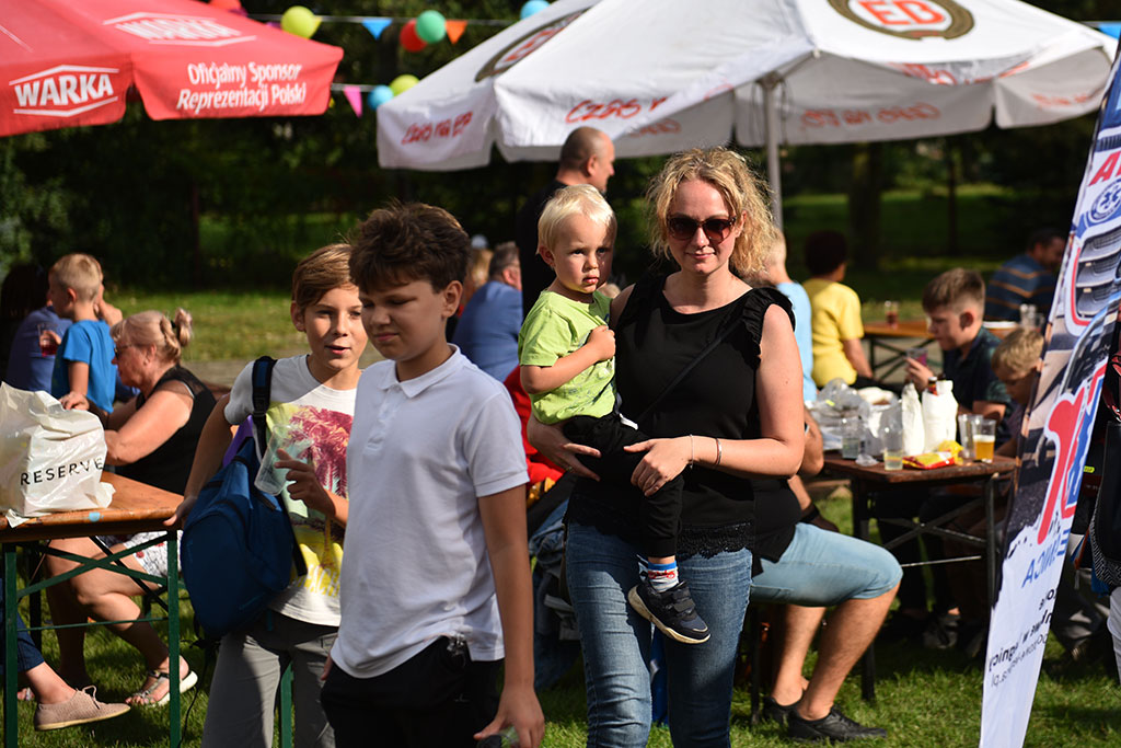 Rodzinna zabawa na festynie parafialnym na zakończenie wakacji