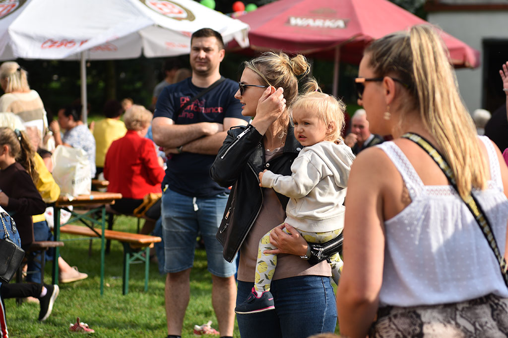 Rodzinna zabawa na festynie parafialnym na zakończenie wakacji