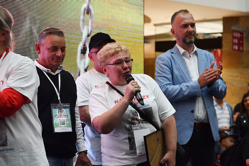 Amelka ma wielkich przyjaciół. Dla niej wsiedli na rowery