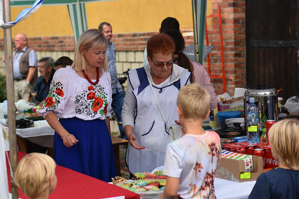 Rodzinna zabawa na festynie parafialnym na zakończenie wakacji