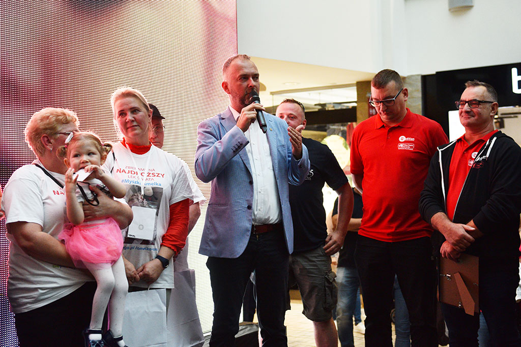 Amelka ma wielkich przyjaciół. Dla niej wsiedli na rowery