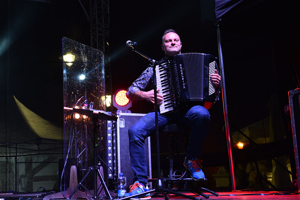 Śpiew, taniec i atmosfera rozgrzana do czerwoności
