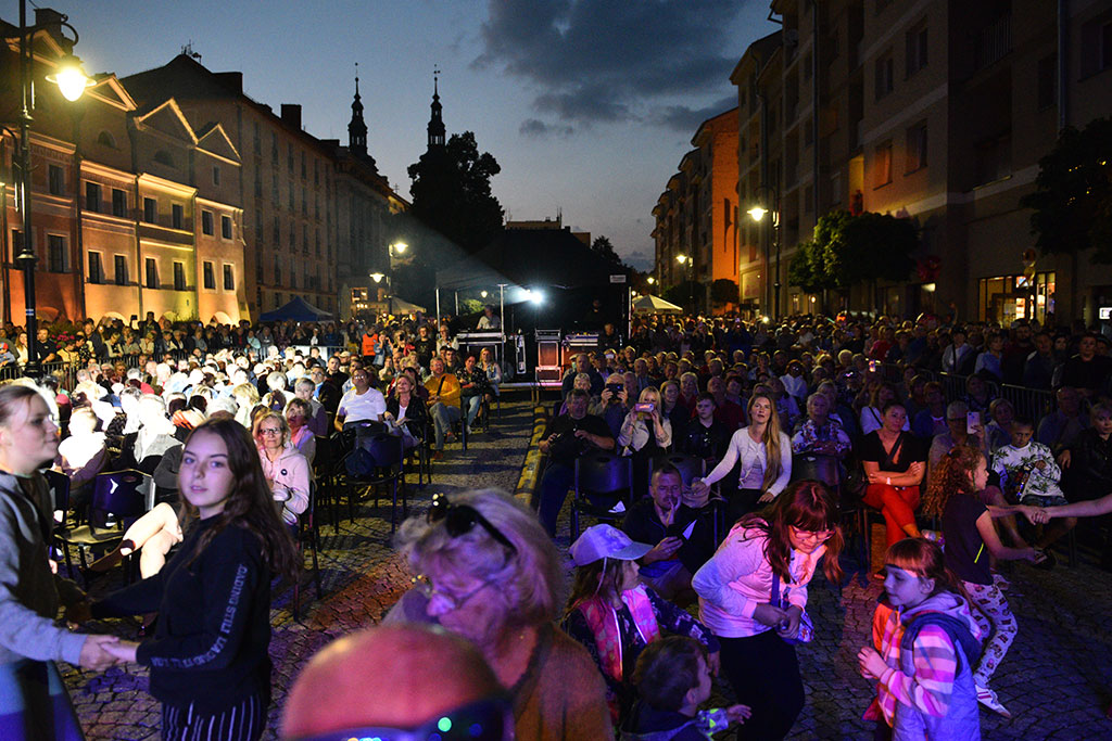 Śpiew, taniec i atmosfera rozgrzana do czerwoności
