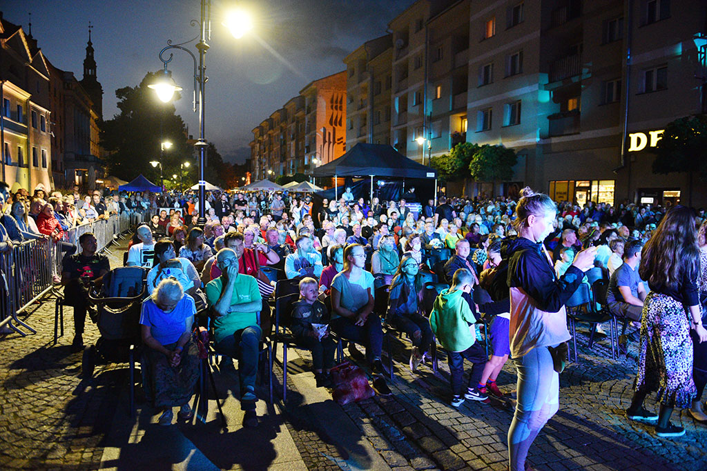 Śpiew, taniec i atmosfera rozgrzana do czerwoności
