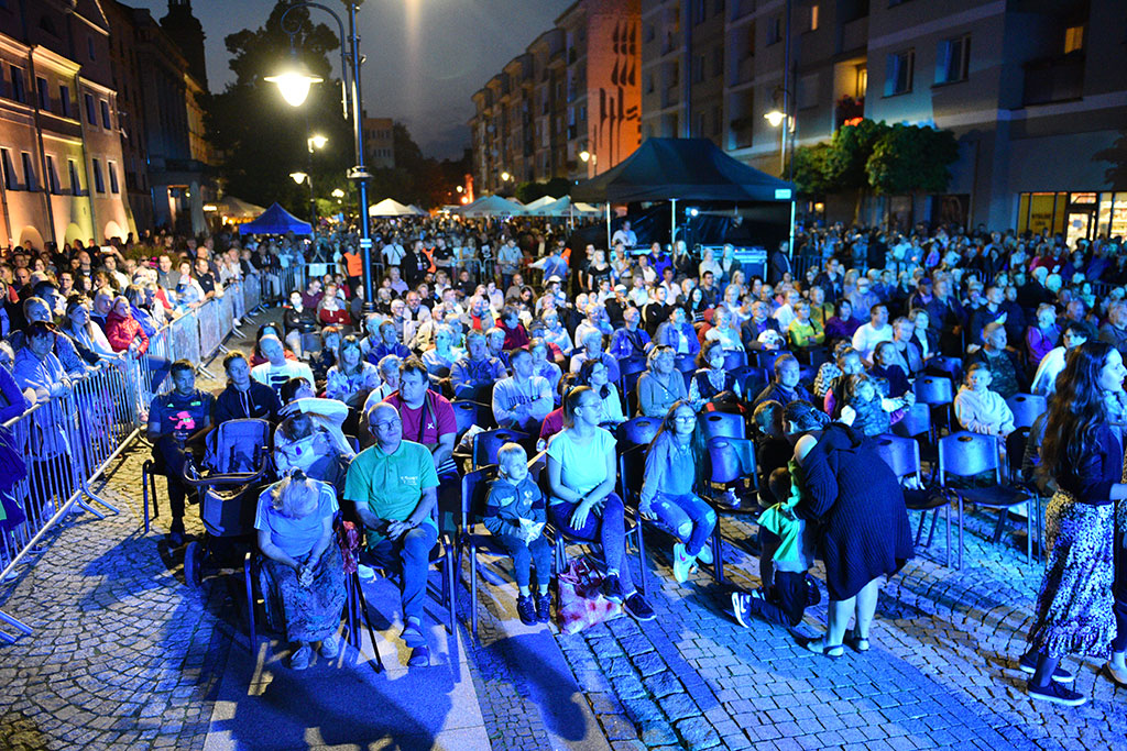 Śpiew, taniec i atmosfera rozgrzana do czerwoności

