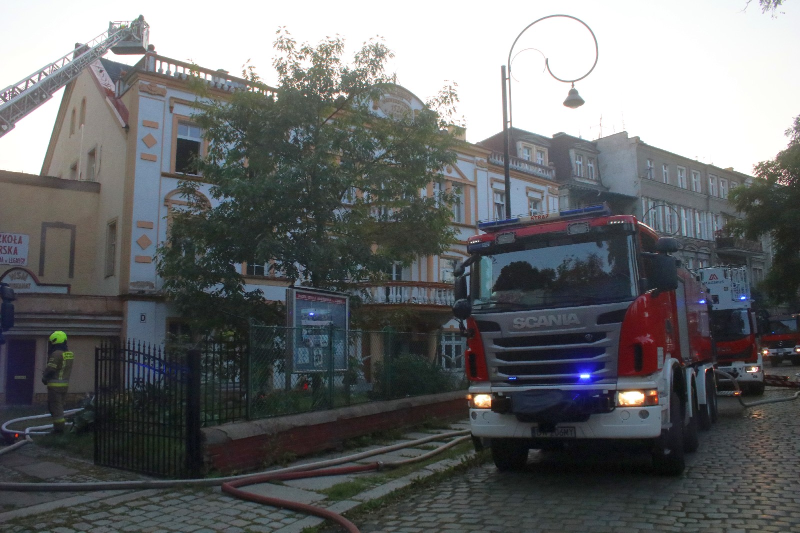 Straż gasi pożar budynku przy ulicy Korfantego 4     

