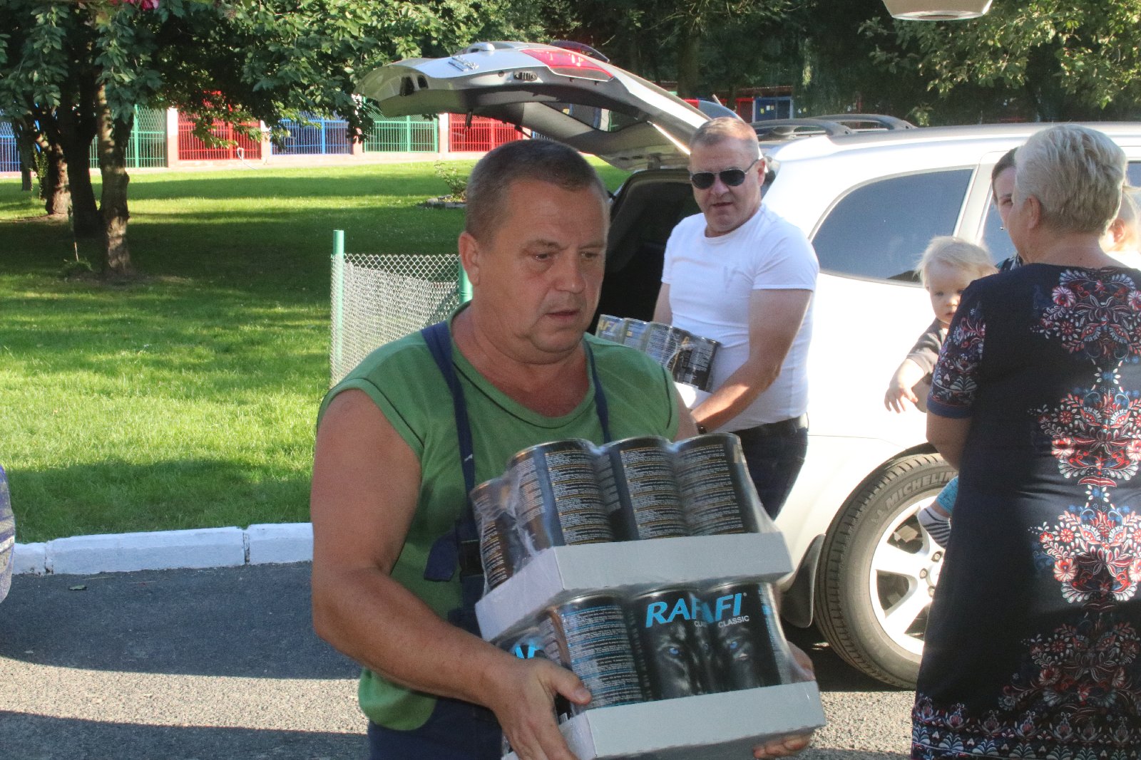 Zebrali pieniądze, kupili karmę i przywieźli ją do schroniska